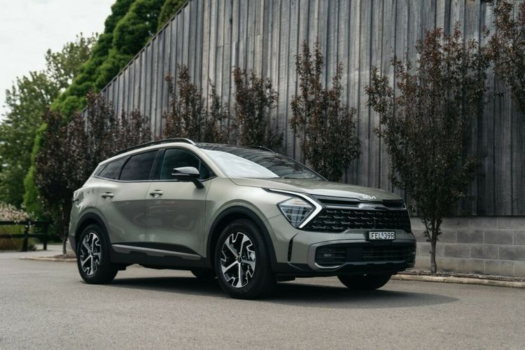 Cung cấp sức mạnh cho Kia Sportage HEV 2024 mới là động cơ xăng 4 xi-lanh tăng áp, dung tích 1.6 lít, 177 mã lực và mô-men xoắn cực đại 265 Nm, kết hợp mô-tơ điện mạnh 59 mã lực và 264 Nm, tạo ra công suất tổng hợp là 227 mã lực và 350 Nm.