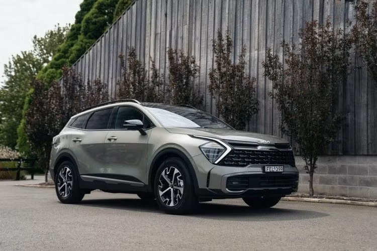 Cung cấp sức mạnh cho Kia Sportage HEV 2024 mới là động cơ xăng 4 xi-lanh tăng áp, dung tích 1.6 lít, 177 mã lực và mô-men xoắn cực đại 265 Nm, kết hợp mô-tơ điện mạnh 59 mã lực và 264 Nm, tạo ra công suất tổng hợp là 227 mã lực và 350 Nm.