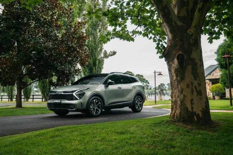 Đi kèm với đó là hộp số tự động 6 cấp và hệ dẫn động cầu trước. Đây cũng chính là hệ truyền động hybrid xuất hiện trên mẫu xe “đàn anh” Sorento. Với khối động cơ trên, mẫu xe SUV Kia Sportage HEV không hề thua kém bất kỳ đối thủ nào trong cùng tầm giá.