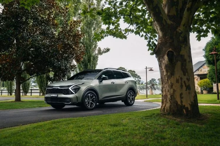 Đi kèm với đó là hộp số tự động 6 cấp và hệ dẫn động cầu trước. Đây cũng chính là hệ truyền động hybrid xuất hiện trên mẫu xe “đàn anh” Sorento. Với khối động cơ trên, mẫu xe SUV Kia Sportage HEV không hề thua kém bất kỳ đối thủ nào trong cùng tầm giá.