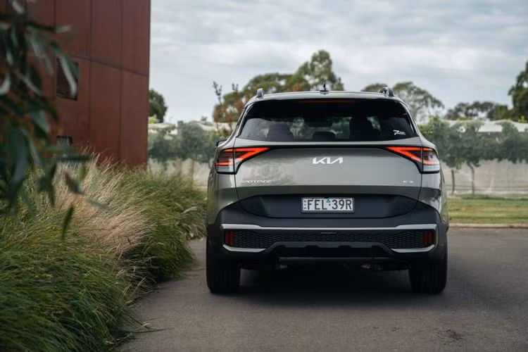 “Chúng tôi dự đoán doanh số của bản HEV sẽ vào khoảng 300 chiếc mỗi tháng, tương đương 20% tổng doanh số của Kia Sportage. Sportage HEV là một bước tiến vững chắc trong điện khí hóa của Kia tại Úc”.