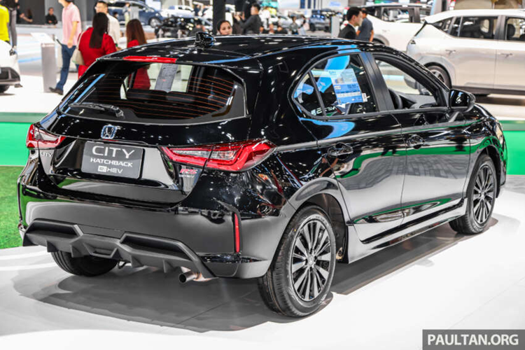 Cảnh báo chệch làn đường, đèn pha tự động, kiểm soát hành trình thích ứng và cảnh báo xe phía trước khởi hành. Trên các phiên bản hybrid, phanh đỗ điện tử sẽ bổ sung thêm chức năng theo dõi tốc độ. Dự đoán, Honda City hatchback 2024 sẽ về Việt Nam trong năm nay.