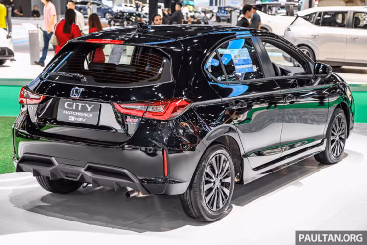 Cảnh báo chệch làn đường, đèn pha tự động, kiểm soát hành trình thích ứng và cảnh báo xe phía trước khởi hành. Trên các phiên bản hybrid, phanh đỗ điện tử sẽ bổ sung thêm chức năng theo dõi tốc độ. Dự đoán, Honda City hatchback 2024 sẽ về Việt Nam trong năm nay.