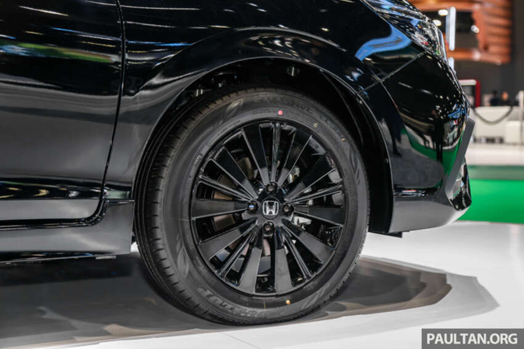 Nội thất Honda City hatchback 2024 gần như không có sự thay đổi so với bản tiền nhiệm. Trên biến thể e:HEV, ổ cắm điện 12V cho hành khách phía sau đã được thay thế bằng hai cổng sạc USB-C, đồng thời có thêm một túi nhỏ bên trong để đựng điện thoại thông minh phía sau hàng ghế trước.