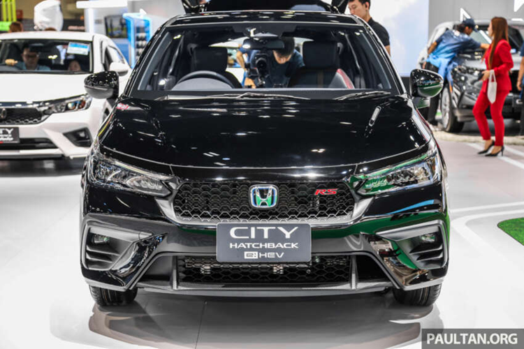 Ở phiên bản Honda City hatchback hybrid 2024 mới, xe được trang bị máy xăng 1.5L đi kèm mô-tơ điện phụ trợ, cho tổng công suất 124 mã lực và mô-men xoắn 253 Nm, hộp số e-CVT.