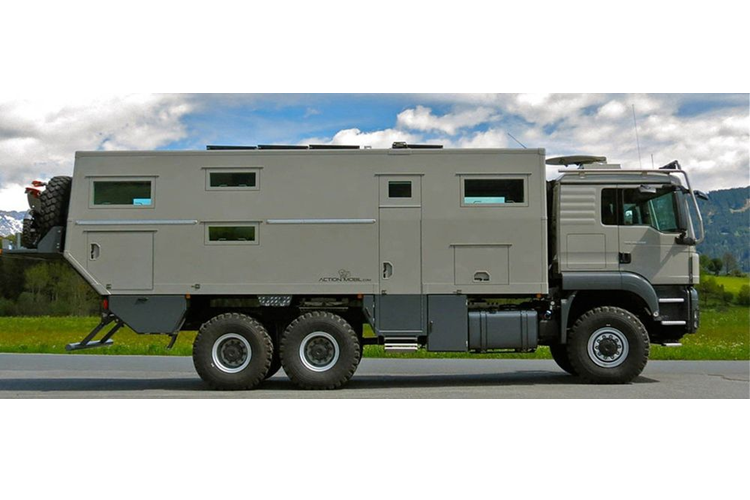 Ngôi nhà di động Globecruiser Family 7500 dài 10 m, cao 3,8 m và nặng tới 8 tấn. Hệ thống khung gầm 6x6 với động cơ 530 mã lực cho phép xe vượt qua nhiều loại địa hình gồ ghề và phức tạp. Phần giá phía sau có thể chở thùng đồ hoặc các phương tiện nhỏ hơn.