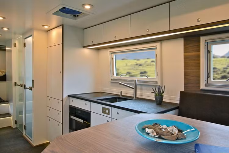 Bất chấp vẻ ngoài giống như một chiếc xe tải quân sự, bên trong Globecruiser Family 7500 là không gian sống rộng 23m2 với đầy đủ tiện nghi như ghế sofa sang trọng, điều hòa không khí, máy sưởi, truyền hình vệ tinh, dàn loa BOSE Wave IV...