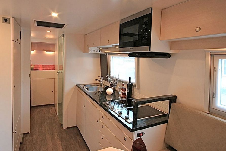 Bình nhiên liệu chứa được 400 lít dầu diesel đủ để chiếc xe này duy trì chuyến đi trong nhiều ngày. Ngay cả khi hết nhiên liệu, Globecruiser Family 7500 vẫn có thể di chuyển bình thường nhờ điện năng được cung cấp từ 4 tấm ván năng lượng mặt trời gắn trên nóc xe.