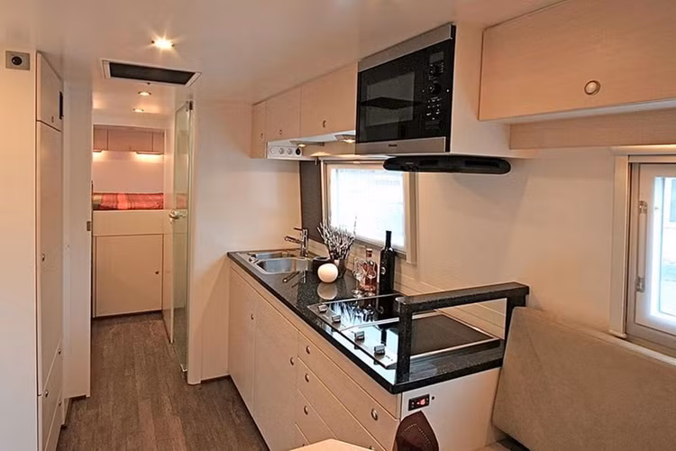 Bình nhiên liệu chứa được 400 lít dầu diesel đủ để chiếc xe này duy trì chuyến đi trong nhiều ngày. Ngay cả khi hết nhiên liệu, Globecruiser Family 7500 vẫn có thể di chuyển bình thường nhờ điện năng được cung cấp từ 4 tấm ván năng lượng mặt trời gắn trên nóc xe.