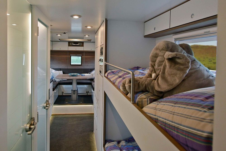 Khu bếp được trang bị một bồn rửa cao cấp, lò vi sóng, tủ lạnh và bếp điện. Family 7500 có khả năng tích trữ tới 1.000 lít nước, cho phép một người sử dụng trong 50 ngày liên tục.