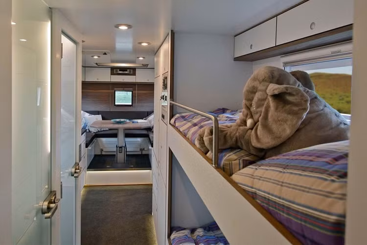 Khu bếp được trang bị một bồn rửa cao cấp, lò vi sóng, tủ lạnh và bếp điện. Family 7500 có khả năng tích trữ tới 1.000 lít nước, cho phép một người sử dụng trong 50 ngày liên tục.