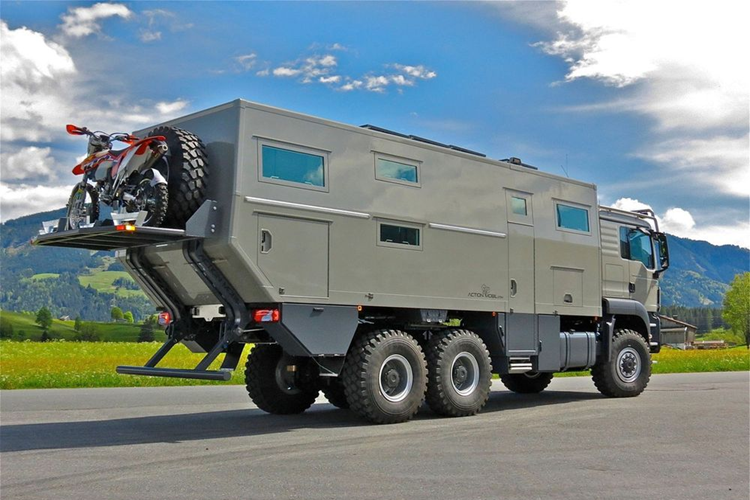 Khu vực phòng ngủ được bố trí ở đuôi xe với giường tầng cho hai trẻ em và giường đôi dành cho người lớn. Mức giá là điều khiến cho Globecruiser Family 7500 khó tiếp cận khách hàng.