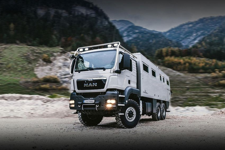 Cụ thể ở phiên bản tiêu chuẩn, giá xe Globecruiser Family 7500 lên tới 630.000 bảng Anh (tương đương 18,7 tỉ đồng). Ngoài ra, Action Mobil cũng cung cấp cho khách hàng nhiều tùy chọn nâng cấp xe, khiến giá của "ngôi nhà biết đi" này có thể lên đến cả triệu USD.