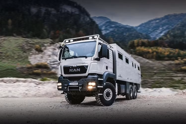 Cụ thể ở phiên bản tiêu chuẩn, giá xe Globecruiser Family 7500 lên tới 630.000 bảng Anh (tương đương 18,7 tỉ đồng). Ngoài ra, Action Mobil cũng cung cấp cho khách hàng nhiều tùy chọn nâng cấp xe, khiến giá của "ngôi nhà biết đi" này có thể lên đến cả triệu USD.