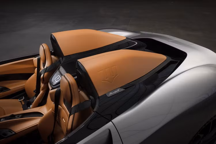 Pininfarina cũng bổ sung logo Wayne Enterprises trên thân xe, tấm khung và tấm cửa cùng với các họa tiết đặt riêng trên màn hình thông tin giải trí và trợ lý ảo với giọng nói của Alfred Pennyworth (Quản gia của Bruce Wayne).