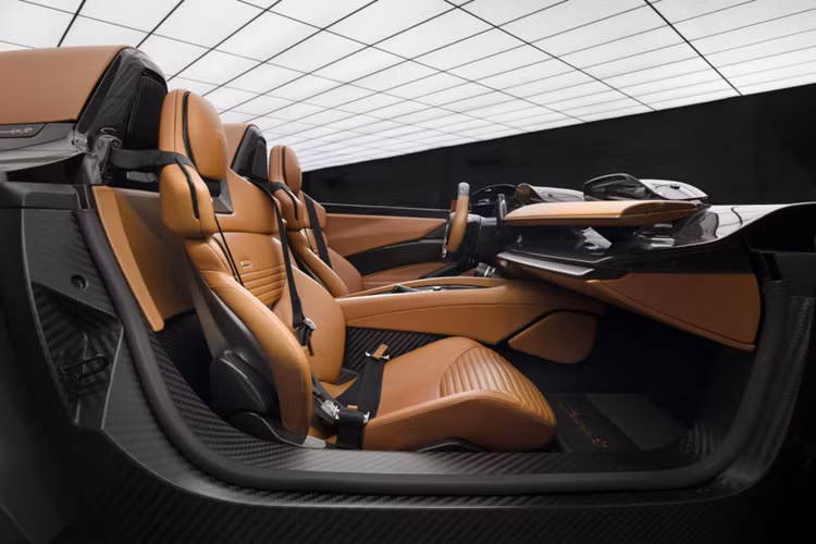 Mẫu xe được hoàn thiện với màu đen bóng Argento Vittorio kết hợp với màu đen mờ và đen bóng trên bộ mâm hợp kim. Nội thất của xe có ghế bọc da màu nâu với các chi tiét đường khâu màu nâu đặt riêng tạo điểm hấn cho xe.