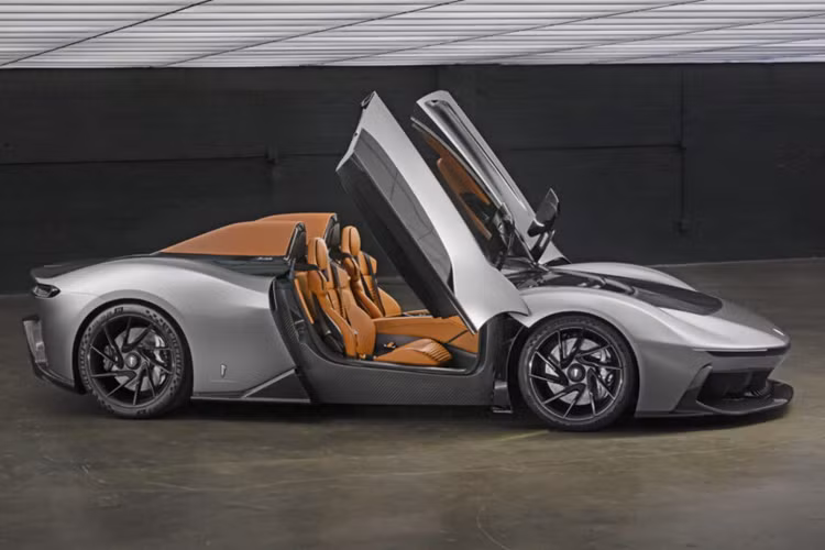 Tất cả những chiếc xe này đều được tạo ra với sự hợp tác của Warner Bros, Discovery Global Consumer Products (WBDGCP) và Relevance International, công ty sở hữu quyền đối với nhân vật hư cấu của siêu anh hùng Batman của DC. Pininfarina B95 Gotham ngoài đời thực sẽ ra mắt công chúng lần đầu tiên tại California.