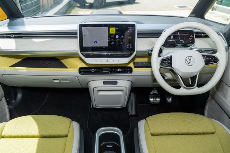 Buzz cũng được trang bị công nghệ sạc nhanh, giúp tăng dung lượng từ 5-80% trong khoảng 30 phút. Trong khi đó, nếu sử dụng ổ sạc thông thường, xe sẽ đầy pin sau khoảng 7,5h. VW ID. Buzz sở hữu rất nhiều trang bị hiện đại, bao gồm đèn pha LED ma trận và cửa trượt điện.