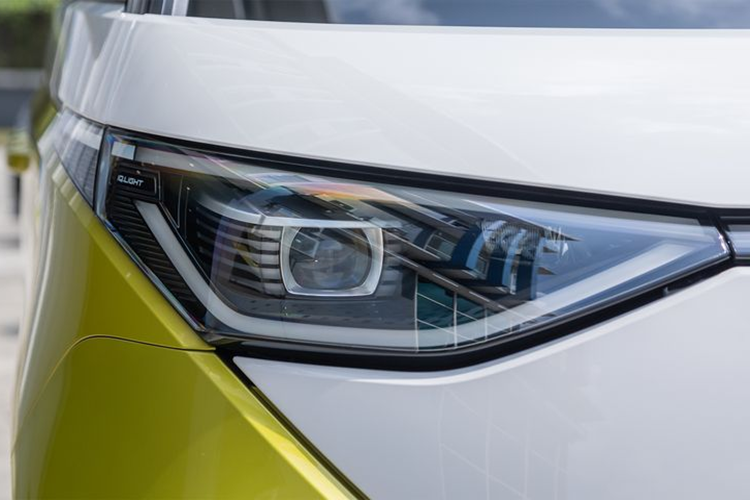 Với kích thước này, ID. Buzz sẽ cạnh tranh với Toyota Innova Cross (4.755 x 1.850 x 1.790 mm). Tuy nhiên do thiết kế đầu xe ngắn đặc trưng nên trục cơ sở của ID. Buzz dài hơn 139 mm so với đối thủ đến từ Nhật Bản.