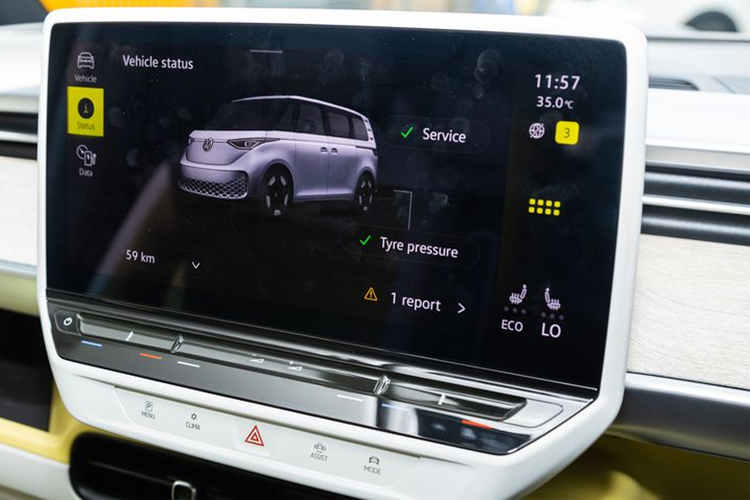 Ở bên trong, xe được trang bị cụm đồng hồ kỹ thuật số 5,3 inch, hệ thống thông tin giải trí màn hình cảm ứng 12,9 inch hỗ trợ Android Auto và Apple CarPlay không dây