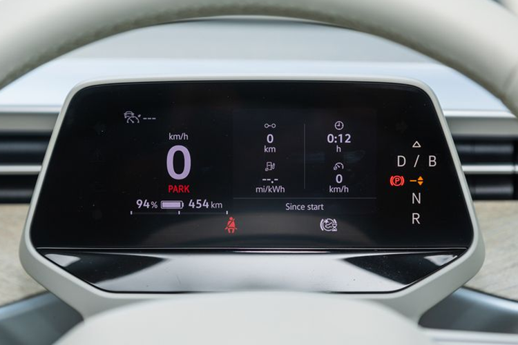 Màn hình HUD, đế sạc không dây, hệ thống âm thanh Harman Kardon, điều hòa không khí 3 vùng độc lập và nhiều hệ thống hỗ trợ người lái tiên tiến.