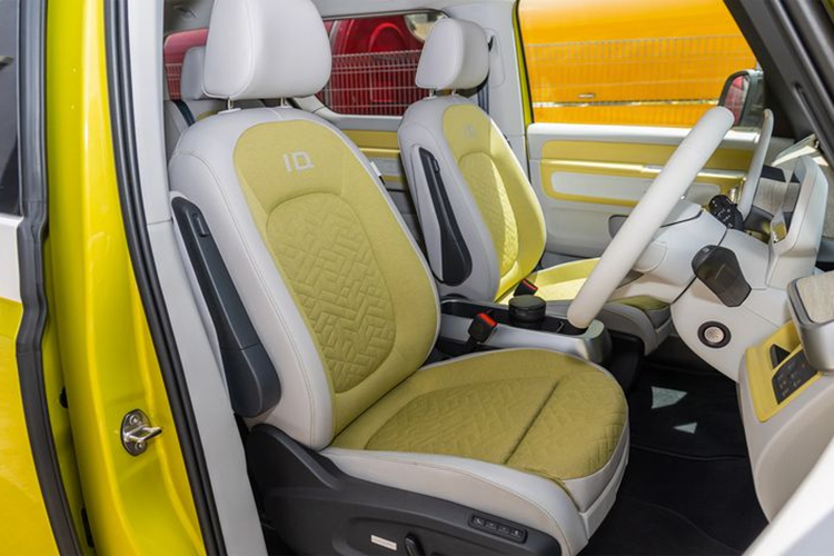 Mẫu minivan đến từ Đức được trang bị một môtơ điện đặt sau, công suất 282 mã lực và mô-men xoắn 406 Nm. Theo nhà sản xuất, ID. Buzz có khả năng tăng tốc từ 0-100 km/h trong 7,6 giây và tốc độ tối đa chỉ đạt 160 km/h. Giống như nhiều mẫu xe điện hiện đại khác, VW ID.