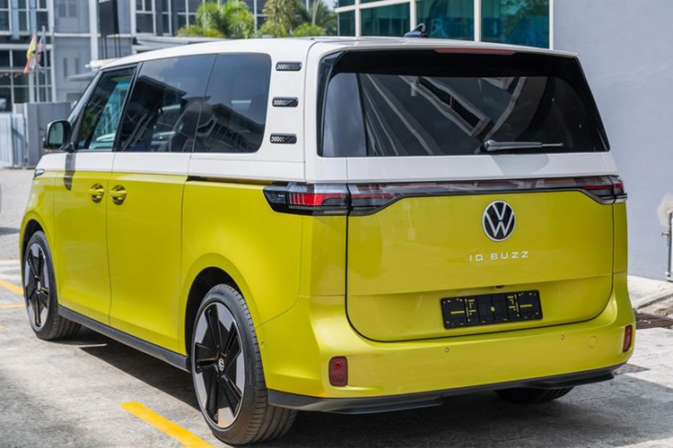 Phiên bản trục cơ sở dài Volkswagen ID. Buzz LWB 2024 sẽ ra mắt vào tháng 11/2024 tại thị trường Đông Nam Á và có giá bán tới 91.800 USD (tương đương 2,34 tỷ đồng).
