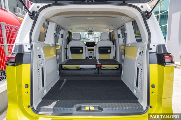 Theo kế hoạch, ID. Buzz sẽ “lên kệ” tại các đại lý Volkswagen ở Indonesia từ tháng 2 năm sau. Mức giá xe Volkswagen ID. Buzz 2024 từ 79.800 USD (khoảng 2,014 tỷ đồng).