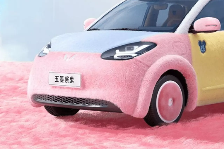 Wuling khẳng định đây là chiếc ô tô sang trọng đầu tiên trên thế giới và chiếc xe được bọc từ trong ra ngoài bằng chất liệu lông thú, điều đó ít nhất phải cho nó thêm một sao C-NCAP! Thậm chí còn có một đôi tai đầy lông trên mái nhà. Wuling Bingo là mẫu xe hatchback chạy điện 5 cửa cỡ nhỏ được ra mắt vào năm ngoái.