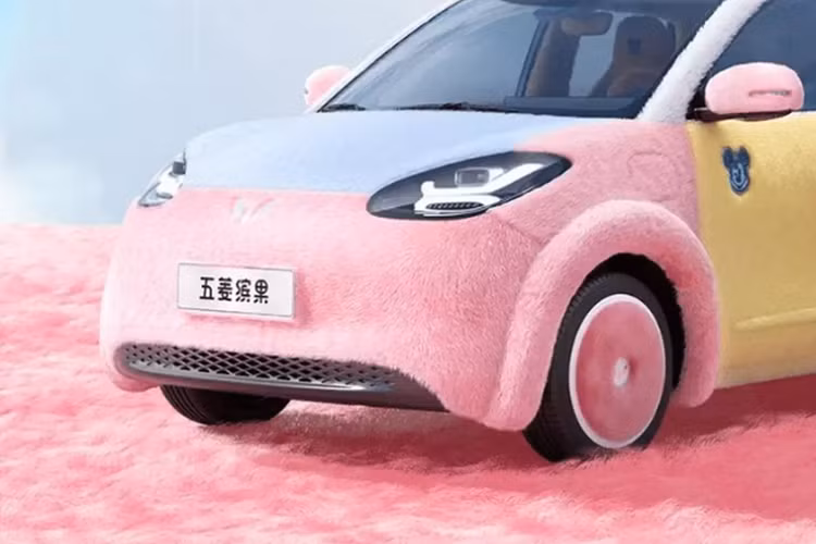 Wuling khẳng định đây là chiếc ô tô sang trọng đầu tiên trên thế giới và chiếc xe được bọc từ trong ra ngoài bằng chất liệu lông thú, điều đó ít nhất phải cho nó thêm một sao C-NCAP! Thậm chí còn có một đôi tai đầy lông trên mái nhà. Wuling Bingo là mẫu xe hatchback chạy điện 5 cửa cỡ nhỏ được ra mắt vào năm ngoái.