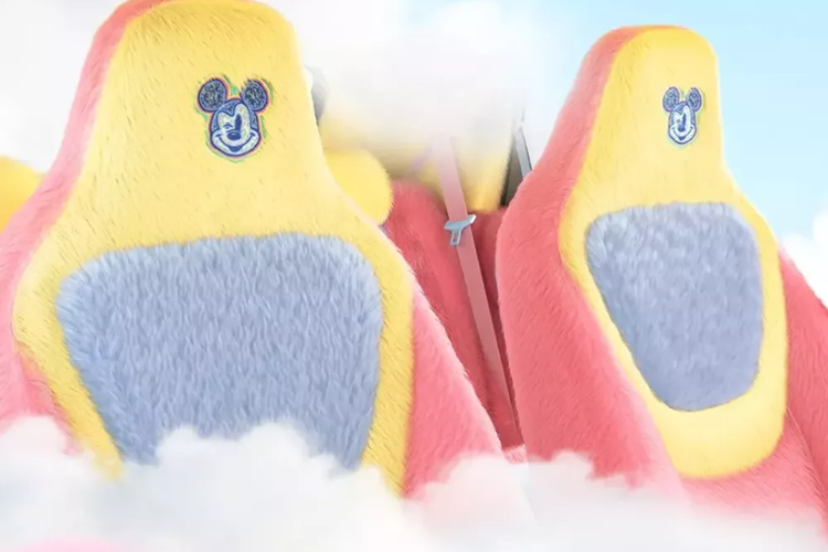 Lớp lông tơ đó thậm chí còn lan đến cả bánh xe khiến một số cư dân mạng Trung Quốc châm biếm liệu chiếc xe Wuling Bingo này có cần được giặt khô hay không thay vì đưa đi rửa xe.