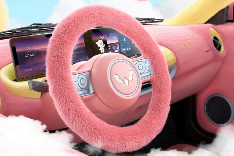Có thể thấy, chiếc xe Wuling Bingo với mô hình sang trọng Mickey được thiết kế dựa trên phiên bản thường của xe, điểm khác biệt là bề mặt xe gần như được bao phủ bởi "lông tơ" và "tai" mọc ra từ nóc xe, được tô điểm bởi các màu hồng, xanh, vàng và các màu khác, không biết mọi người nghĩ sao về thiết kế này?