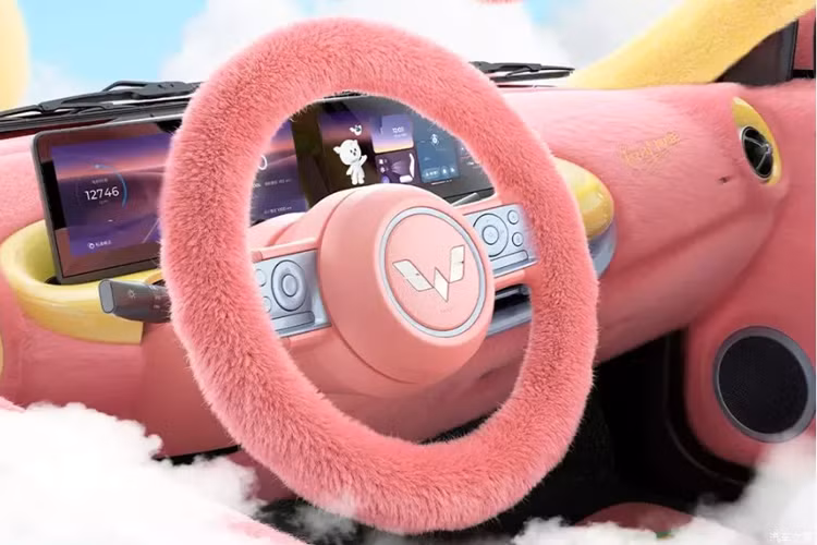 Có thể thấy, chiếc xe Wuling Bingo với mô hình sang trọng Mickey được thiết kế dựa trên phiên bản thường của xe, điểm khác biệt là bề mặt xe gần như được bao phủ bởi "lông tơ" và "tai" mọc ra từ nóc xe, được tô điểm bởi các màu hồng, xanh, vàng và các màu khác, không biết mọi người nghĩ sao về thiết kế này?