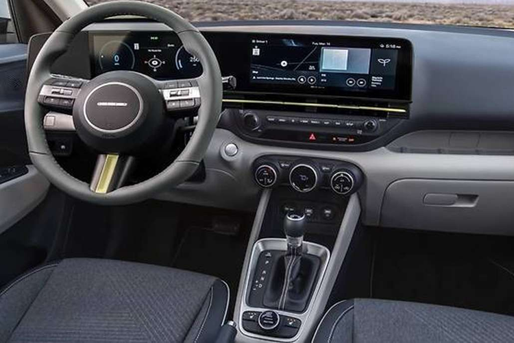 Qua hình ảnh phác hoạ có thể nhận thấy thế hệ mới của mẫu Hyundai Venue sẽ được lấy cảm hứng thiết kế từ mẫu SUV đàn anh Kona. Với phong cách thiết kế mới, “ngoại hình” của Hyundai Venue 2025 hứa hẹn trở nên bắt mắt, khoẻ khoắn và hiện đại hơn, phù hợp với ngôn ngữ thiết kế chung của các mẫu xe cùng nhà.