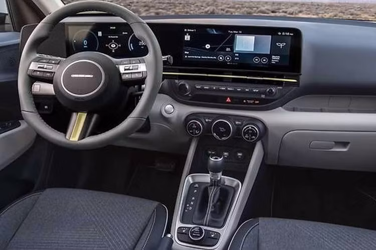 Qua hình ảnh phác hoạ có thể nhận thấy thế hệ mới của mẫu Hyundai Venue sẽ được lấy cảm hứng thiết kế từ mẫu SUV đàn anh Kona. Với phong cách thiết kế mới, “ngoại hình” của Hyundai Venue 2025 hứa hẹn trở nên bắt mắt, khoẻ khoắn và hiện đại hơn, phù hợp với ngôn ngữ thiết kế chung của các mẫu xe cùng nhà.