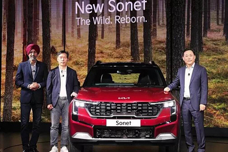 Kia Sonet 2024 nâng cấp giữa vòng đời đã chính thức trình làng ở thị trường Ấn Độ vào hồi tháng 12 năm ngoái. Sang đầu năm nay, những chiếc SUV hạng A này mới được công bố giá và bày bán tại đại lý.