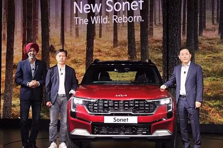 Kia Sonet 2024 nâng cấp giữa vòng đời đã chính thức trình làng ở thị trường Ấn Độ vào hồi tháng 12 năm ngoái. Sang đầu năm nay, những chiếc SUV hạng A này mới được công bố giá và bày bán tại đại lý.