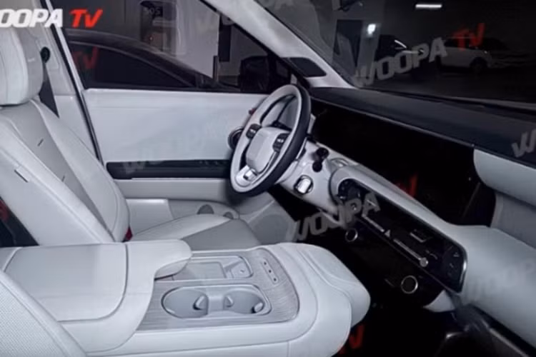 Với chiều dài tổng thể và chiều dài cơ sở được kéo dài, Hyundai Palisade 2025 sở hữu không gian rộng thoáng hơn so với phiên bản tiền nhiệm. Xe được trang bị bảng đồng hồ kỹ thuật số và màn cảm ứng giải trí đồng cỡ 12,3 inch; sạc không dây, cổng sạc USB, giá để cốc đôi.