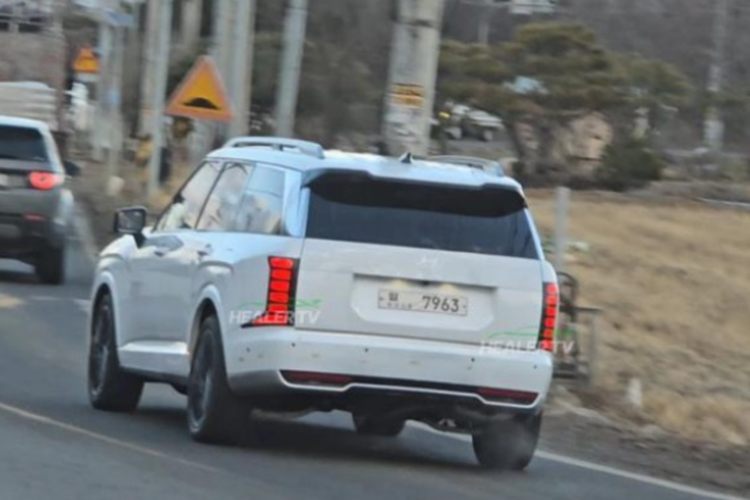 Trong khi đó, hàng ghế thứ ba được trang bị tính năng sưởi, chỉnh điện. Người dùng có thể điều chỉnh qua các nút bấm tích hợp ở tappi tạo sự tiện nghi tối đa. Hiện Hyundai chưa tiết lộ về động cơ xe.