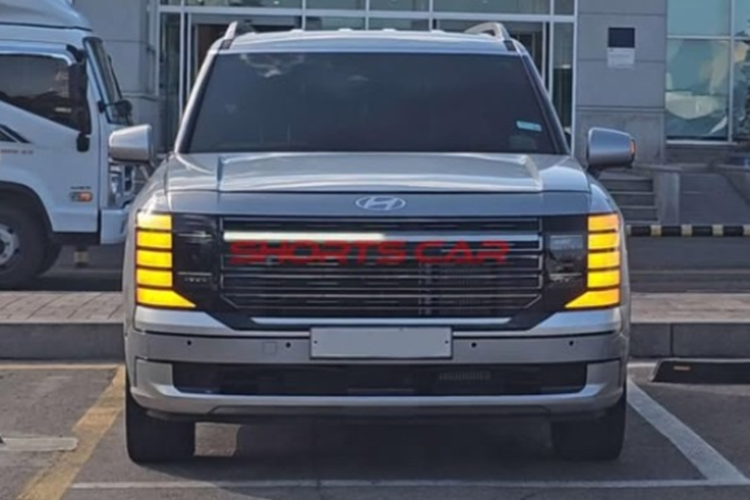 Phía sau xe Palisade 2025 là cụm đèn hậu được đặt dọc tương tự như cụm đèn pha phía trước, đi cùng logo Hyundai và dòng chữ Palisade có kích thước lớn được đặt ở giữa nắp cốp.