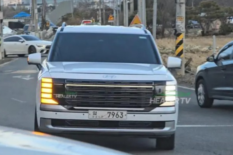 Ở giữa là cụm lưới tản nhiệt lớn vuông vắn được bao quanh bởi cụm đèn chính nhỏ gọn. Khu vực nắp capo cũng được thiết kế góc cạnh hơn với đường gân hình chữ "U" nối liền với viền lưới tản nhiệt. Xe SUV Hyundai Palisade 2025 được trang bị bộ mâm hợp kim màu đen, kích thước khoảng 21 inch như càng làm tôn thêm nét khỏe khoắn, cơ bắp cho xe.