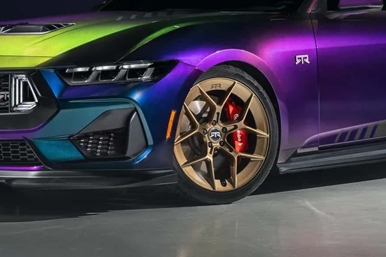 Tùy thuộc vào vị trí người xem và cách ánh sáng chiếu vào ô tô, từng mảng màu sơn sẽ hiện lên những sắc độ ấn tượng khác nhau. Mystichrome không hoàn toàn giống với Mystic, loại sơn chuyển màu khác của Ford chỉ được bán ra trên SVT Cobra 1996.