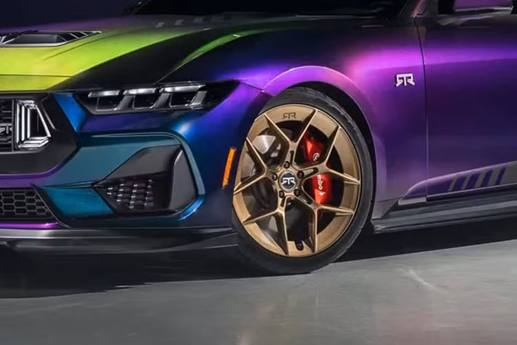 Tùy thuộc vào vị trí người xem và cách ánh sáng chiếu vào ô tô, từng mảng màu sơn sẽ hiện lên những sắc độ ấn tượng khác nhau. Mystichrome không hoàn toàn giống với Mystic, loại sơn chuyển màu khác của Ford chỉ được bán ra trên SVT Cobra 1996.