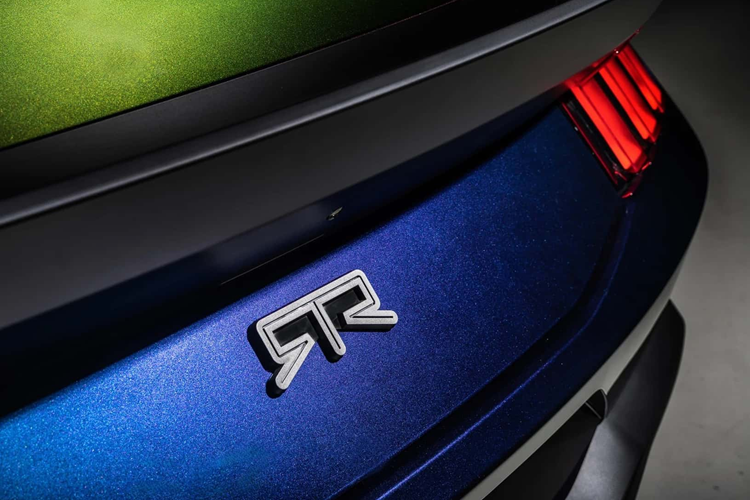 Màu sơn Mystichrome cho Ford Mustang tuy phức tạp nhưng không có những hạn chế nên được nhiều người lựa chọn hơn. Vaughn Gittin Jr, đại diện từ RTR cho biết: “Đây không chỉ là công việc sơn xe mà còn mang đến cho chủ sở hữu RTR cơ hội thể hiện cá tính và niềm đam mê của họ theo cách chưa từng có trước đây trên một chiếc Mustang”.