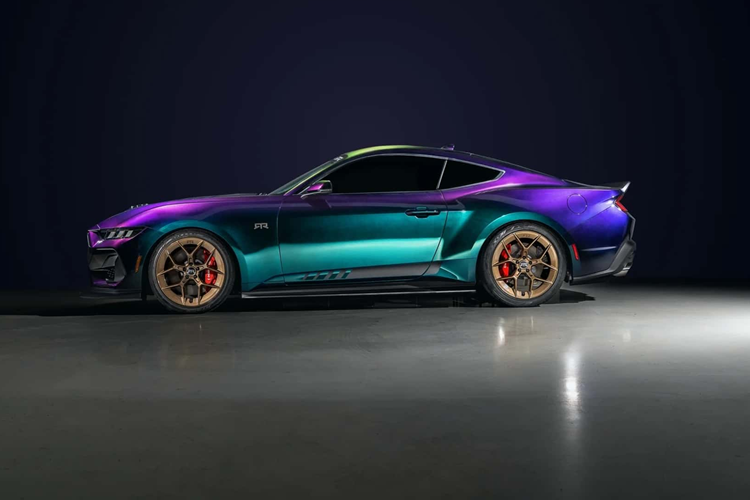 Đây là một trong nhiều màu sắc có sẵn trên Mustang RTR nhưng đây chính là màu sơn hiệu ứng có độ ấn tượng cao nhất. Màu sơn Mystichrome pha trộn giữa các màu xanh lam, tím, xanh lá cây, nâu và vàng thành một lớp hoàn thiện duy nhất.