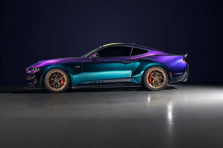 Đây là một trong nhiều màu sắc có sẵn trên Mustang RTR nhưng đây chính là màu sơn hiệu ứng có độ ấn tượng cao nhất. Màu sơn Mystichrome pha trộn giữa các màu xanh lam, tím, xanh lá cây, nâu và vàng thành một lớp hoàn thiện duy nhất.
