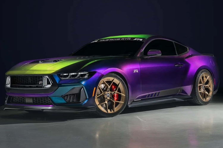 Vào năm 2004, hãng xe Mỹ đã cung cấp một màu sơn Mystic cho Ford SVT Mustang Cobra cơ bắp có tên Mystichrome. Tuy nhiên màu sơn này chỉ được bán ra trong đúng năm này mà không còn được tiếp tục phân phối ở những năm sau đó nữa.