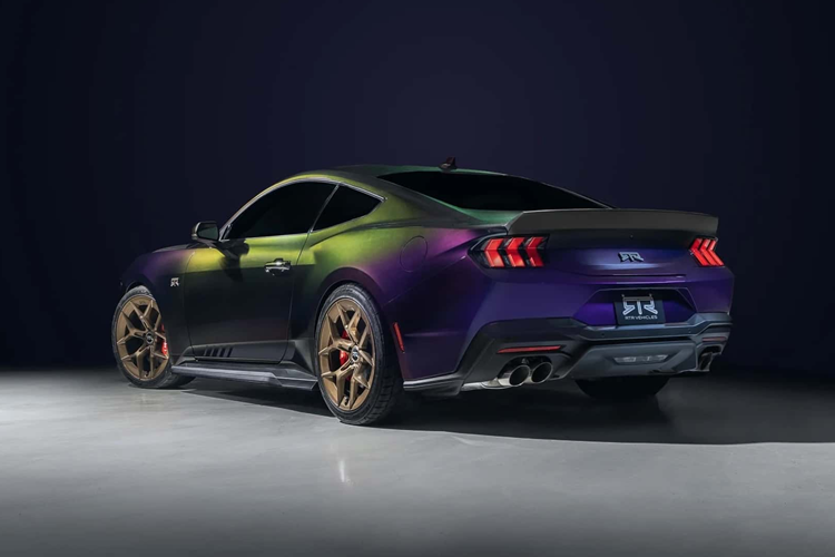 Đồng thời, đây không phải một màu sơn rẻ tiền vì RTR liệt kê đây là màu sơn trong bảng màu nâng cấp trị giá 15.995 Đô. Tùy chọn màu sơn Mystichrome chỉ có trên RTR Spec 2 và Spec 3 Mustang, và số lượng sản xuất sẽ giới hạn ở 1.000 xe.