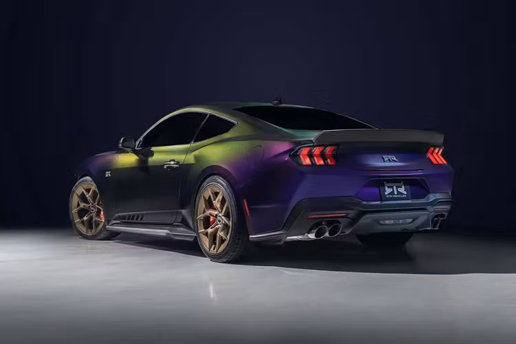 Đồng thời, đây không phải một màu sơn rẻ tiền vì RTR liệt kê đây là màu sơn trong bảng màu nâng cấp trị giá 15.995 Đô. Tùy chọn màu sơn Mystichrome chỉ có trên RTR Spec 2 và Spec 3 Mustang, và số lượng sản xuất sẽ giới hạn ở 1.000 xe.