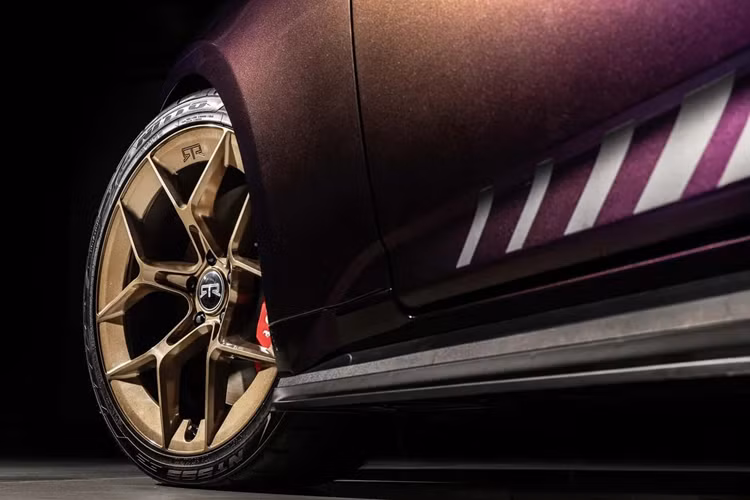 Ngoài việc có vẻ ngoài nhẹ nhàng hơn, Mystic còn kết hợp cùng loại thuốc nhuộm dùng để in tiền Mỹ. Cho đến ngày nay, chỉ cần lấy một phần sơn để sửa chữa cũng cần có sự can thiệp của chính phủ Mỹ nên việc trang bị màu sơn này rất phức tạp.